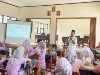 Fasilitator Pendidikan Inklusi Jenjang Mahir Kemendikbud, Asep Zuhairi Saputra, S.Pd., saat memaparkan materi terkait implementasi pendidikan inklusif di hadapan para peserta KKG Teuku Umar. Selasa (22/9/2026). Dok. Foto. Pakesit.