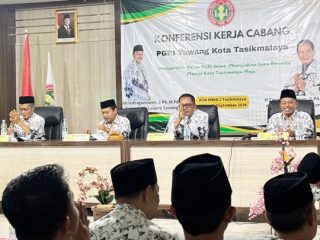 Ketua PGRI Kota Tasikmalaya H. Cecep Susilawan, S.Pd., MM. bersama jajaran pengurus PGRI saat mengikuti Konferensi Kerja Cabang PGRI Tawang di Aula SMK Negeri 2 Tasikmalaya, Sabtu (26/9/2026). Kegiatan menjadi momentum memperkuat organisasi dan menyusun program kerja peningkatan kompetensi guru. Dok. Foto Asep M