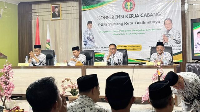 Ketua PGRI Kota Tasikmalaya H. Cecep Susilawan, S.Pd., MM. bersama jajaran pengurus PGRI saat mengikuti Konferensi Kerja Cabang PGRI Tawang di Aula SMK Negeri 2 Tasikmalaya, Sabtu (26/9/2026). Kegiatan menjadi momentum memperkuat organisasi dan menyusun program kerja peningkatan kompetensi guru. Dok. Foto Asep M