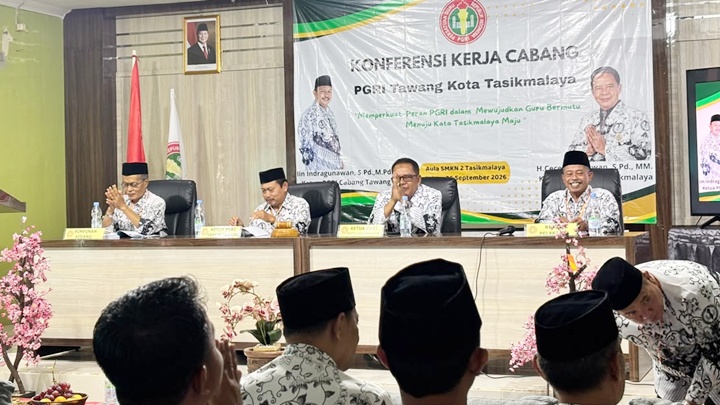 Ketua PGRI Kota Tasikmalaya H. Cecep Susilawan, S.Pd., MM. bersama jajaran pengurus PGRI saat mengikuti Konferensi Kerja Cabang PGRI Tawang di Aula SMK Negeri 2 Tasikmalaya, Sabtu (26/9/2026). Kegiatan menjadi momentum memperkuat organisasi dan menyusun program kerja peningkatan kompetensi guru. Dok. Foto Asep M