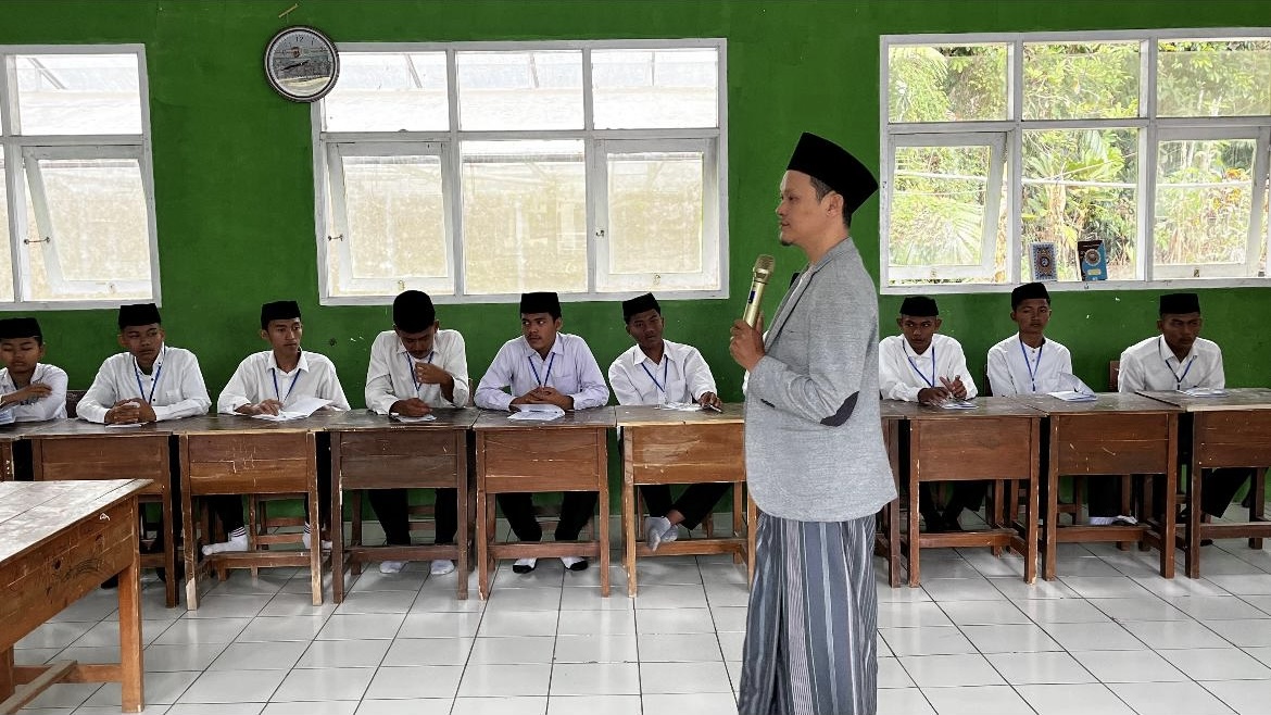 Ajengan Bubung Nizar, saat memberikan materi dihadapan para santri. Sabtu, 17/10/2026. Dok. Foto Istimewa