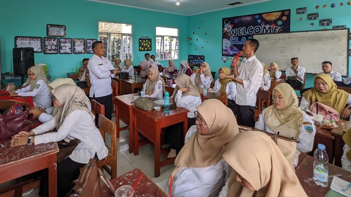 Sesi tanya jawab dalam Kegiatan Bimbingan Teknis (Bimtek) BENTENG SEKOLAH yang diinisiasi Forum KKG Kecamatan Bungursari Kota Tasikmalaya. Dok. Foto: Reji Maulana