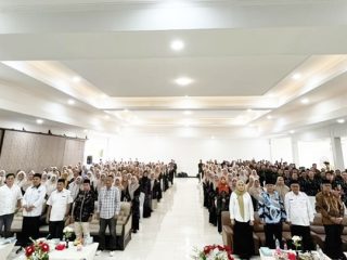 Foto bersama 320 guru PAI SD se-Kota Tasikmalaya dalam Workshop Bedah CP dan Pembuatan Modul Ajar Berbasis AI, 14–16 Oktober 2026, guna meningkatkan kompetensi guru dan mendukung program Tasik Pintar. Dok. Foto: Istimewa.
