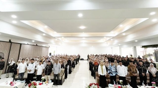 Foto bersama 320 guru PAI SD se-Kota Tasikmalaya dalam Workshop Bedah CP dan Pembuatan Modul Ajar Berbasis AI, 14–16 Oktober 2026, guna meningkatkan kompetensi guru dan mendukung program Tasik Pintar. Dok. Foto: Istimewa.