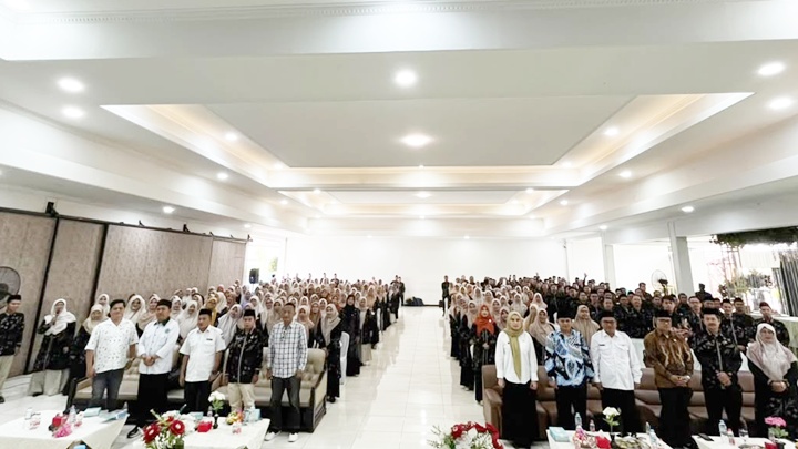 Foto bersama 320 guru PAI SD se-Kota Tasikmalaya dalam Workshop Bedah CP dan Pembuatan Modul Ajar Berbasis AI, 14–16 Oktober 2026, guna meningkatkan kompetensi guru dan mendukung program Tasik Pintar. Dok. Foto: Istimewa.