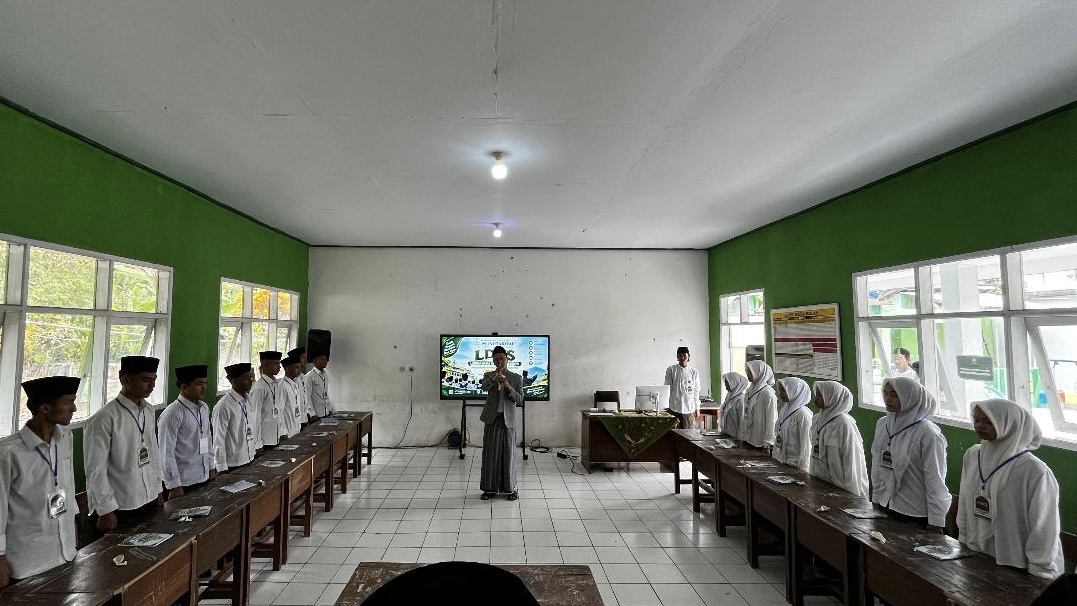 Suasana Khidmat, para santri dan santriwati Almukhtariyah. saat mengikuti kegiatan LDKS. Sabtu 27/10/2026. Dok. Foto Istimewa.