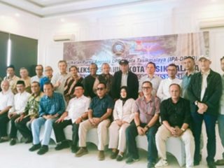 Ketua dan anggota Ikatan Purna Anggota DPRD (IPA-DPRD) Kota Tasikmalaya berfoto bersama usai menggelar refleksi 25 tahun perjalanan Kota Tasikmalaya. Rabu (21/10/2026). Dok. Foto istimewa