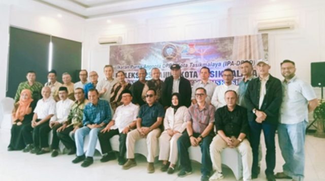 Ketua dan anggota Ikatan Purna Anggota DPRD (IPA-DPRD) Kota Tasikmalaya berfoto bersama usai menggelar refleksi 25 tahun perjalanan Kota Tasikmalaya. Rabu (21/10/2026). Dok. Foto istimewa