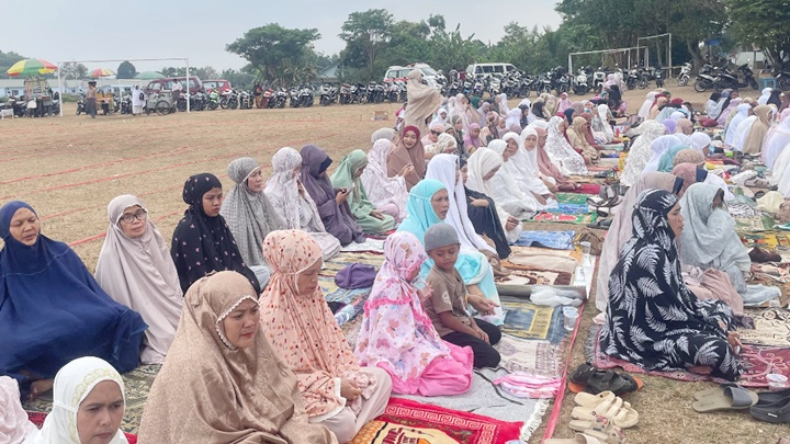 Kepala SDN 2 Siluman Iis Suhartini tampak hadir bersama para guru dan siswa menghadiri pelaksanaan Sholat Istisqa akbar di lapangan terbuka. Sabtu, 10/10/2026. Dok. Foto Pakesit