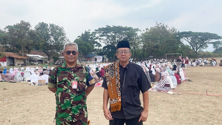 Suasana khusyuk dan khidmat menyelimuti ratusan warga saat mengikuti Sholat Istisqa di lapangan terbuka sebagai ikhtiar batin memohon turunnya hujan. Sabtu, 10/10/2026. Dok. Foto Pakesit