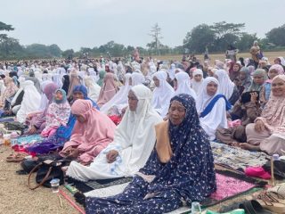 Suasana khusyuk dan khidmat menyelimuti ratusan warga saat mengikuti Sholat Istisqa di lapangan terbuka sebagai ikhtiar batin memohon turunnya hujan. Sabtu 10/10/2026. Dok. Foto Pakesit