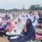 Suasana khusyuk dan khidmat menyelimuti ratusan warga saat mengikuti Sholat Istisqa di lapangan terbuka sebagai ikhtiar batin memohon turunnya hujan. Sabtu 10/10/2026. Dok. Foto Pakesit
