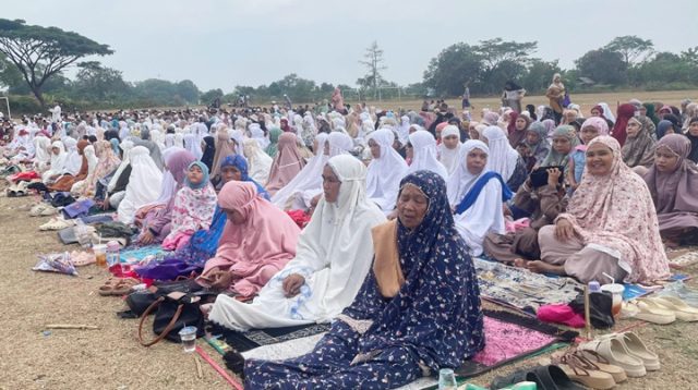 Suasana khusyuk dan khidmat menyelimuti ratusan warga saat mengikuti Sholat Istisqa di lapangan terbuka sebagai ikhtiar batin memohon turunnya hujan. Sabtu 10/10/2026. Dok. Foto Pakesit