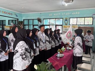 Pengurus Ranting PGRI Cabang Kecamatan Cibeureum mengikuti prosesi pelantikan pengurus masa bakti XXIII tahun 2025–2030 di SD Negeri Siluman 2, Sabtu (10/10/2026). Dok. Foto Widia Barkati.