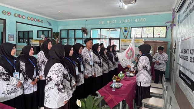 Pengurus Ranting PGRI Cabang Kecamatan Cibeureum mengikuti prosesi pelantikan pengurus masa bakti XXIII tahun 2025–2030 di SD Negeri Siluman 2, Sabtu (10/10/2026). Dok. Foto Widia Barkati.