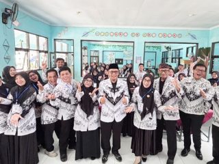 Jajaran pengurus PGRI Kota Tasikmalaya dan Cabang Cibeureum mengabadikan momen kebersamaan di sela pelaksanaan Konkercab di SDN 2 Siluman, Kota Tasikmalaya, Sabtu (10/10/2026). Dok. Foto. Widia Barkati.
