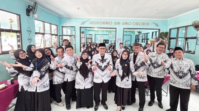 Jajaran pengurus PGRI Kota Tasikmalaya dan Cabang Cibeureum mengabadikan momen kebersamaan di sela pelaksanaan Konkercab di SDN 2 Siluman, Kota Tasikmalaya, Sabtu (10/10/2026). Dok. Foto. Widia Barkati.