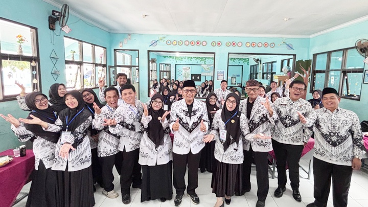 Jajaran pengurus PGRI Kota Tasikmalaya dan Cabang Cibeureum mengabadikan momen kebersamaan di sela pelaksanaan Konkercab di SDN 2 Siluman, Kota Tasikmalaya, Sabtu (10/10/2026). Dok. Foto. Widia Barkati.