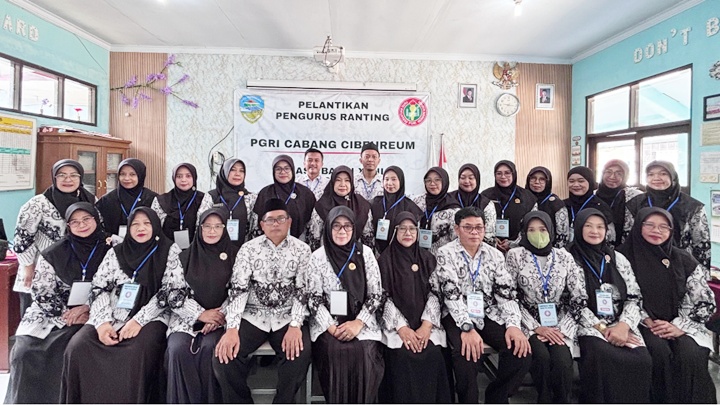 Foto Bersama Pengurus Ranting PGRI Cabang Kecamatan Cibeureum setelah mengikuti prosesi pelantikan pengurus masa bakti XXIII tahun 2025–2030 di SD Negeri Siluman 2, Sabtu (10/10/2026). Dok. Foto Widia Barkati.